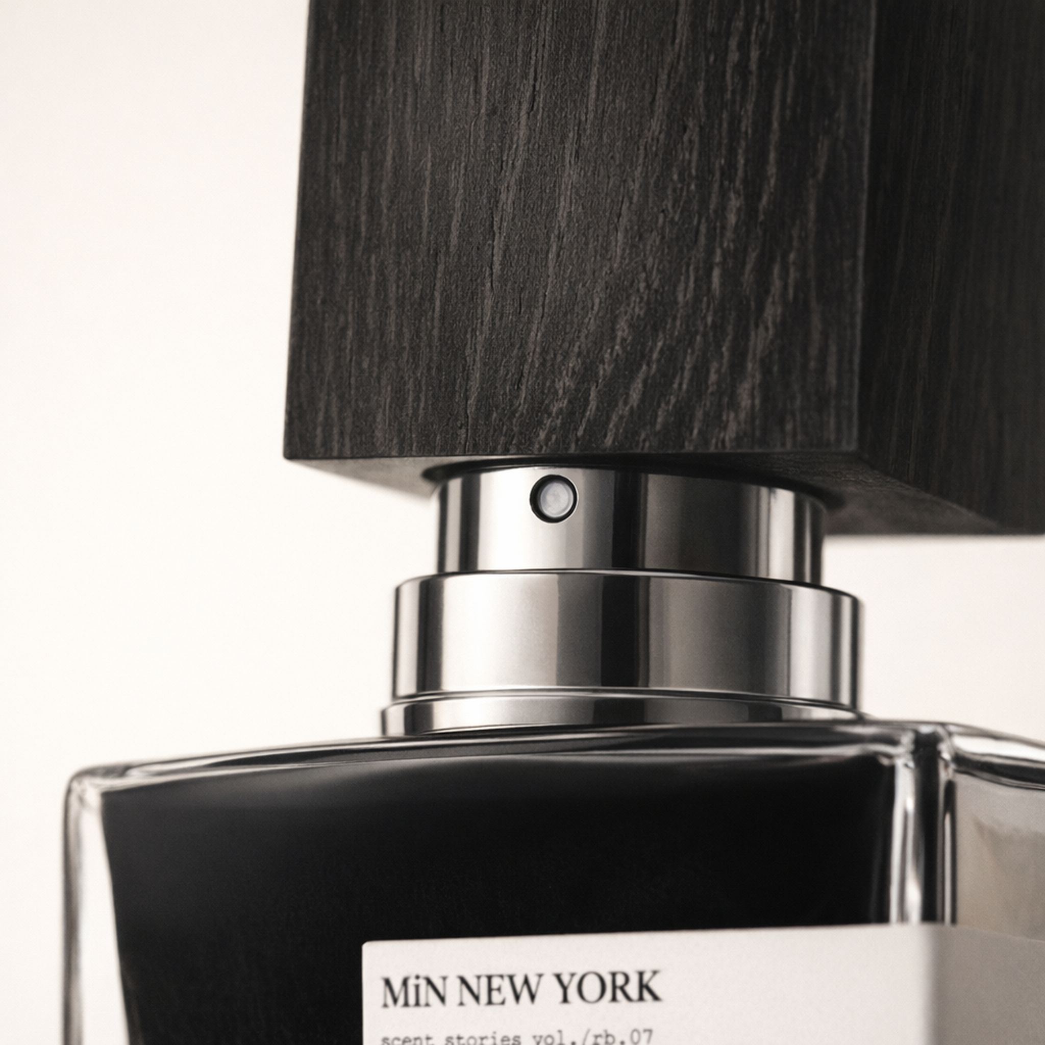 Min New York Magic Circus EDP cap macro detail gallery showcase
