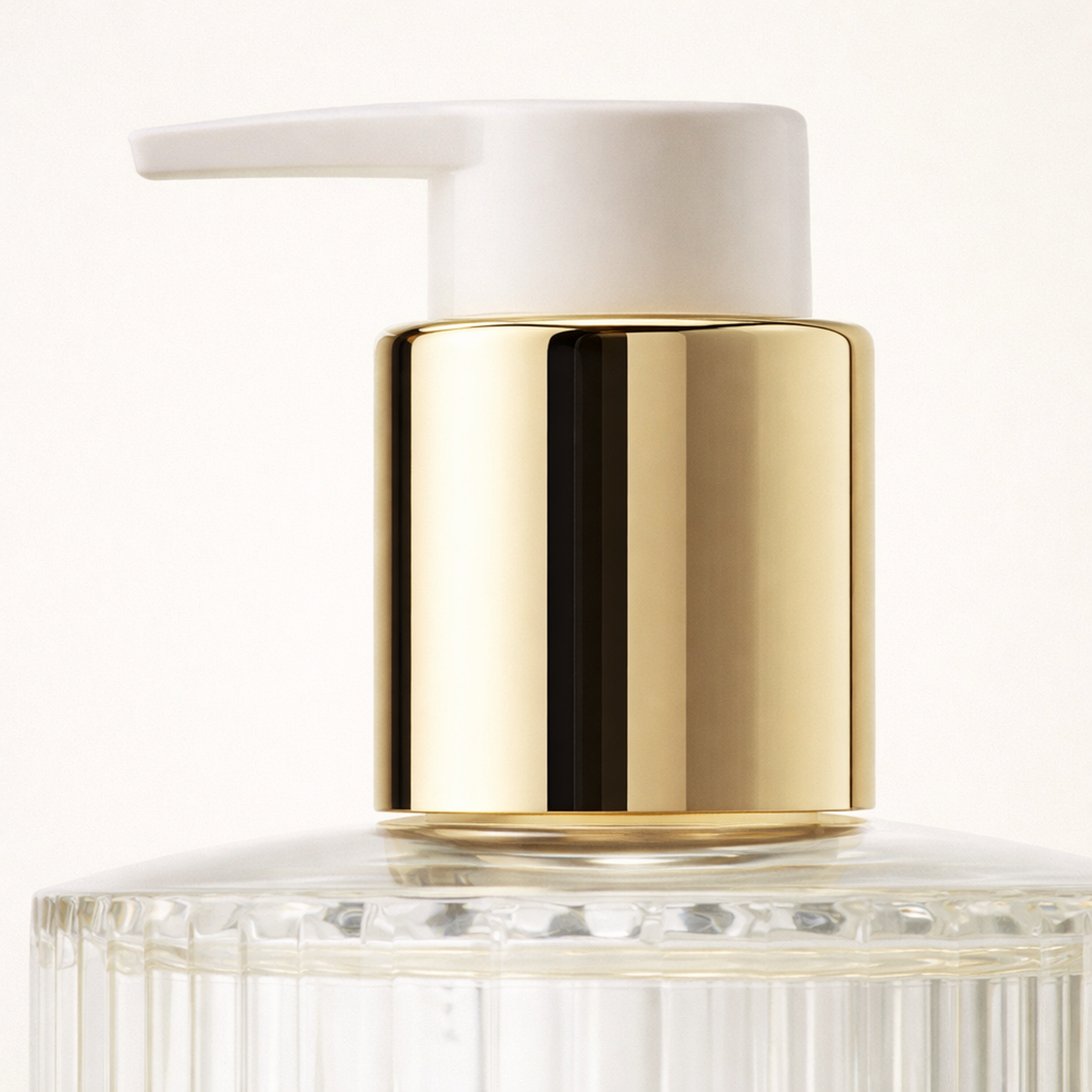 Chloe Atelier Des Fleurs Cedrus Shower Gel cap macro detail gallery showcase